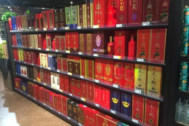 中国2款“尴尬酒”,普通人嫌它包装简陋,行家却用来招待贵宾 好酒无需繁杂包装  第1张 中国2款“尴尬酒”,普通人嫌它包装简陋,行家却用来招待贵宾 好酒无需繁杂包装  第1张