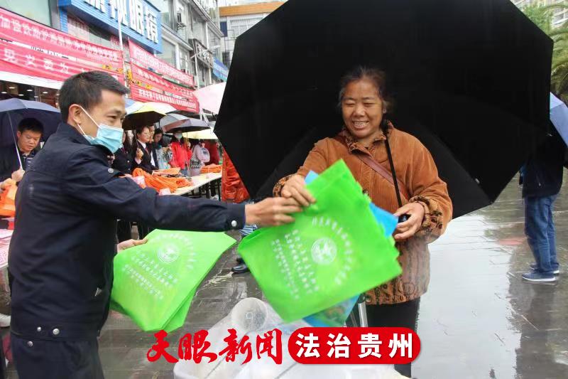 镇宁开展“禁毒宣传进万家”主题宣传活动 为群众发放禁毒宣传手提袋  第2张 镇宁开展“禁毒宣传进万家”主题宣传活动 为群众发放禁毒宣传手提袋  第2张