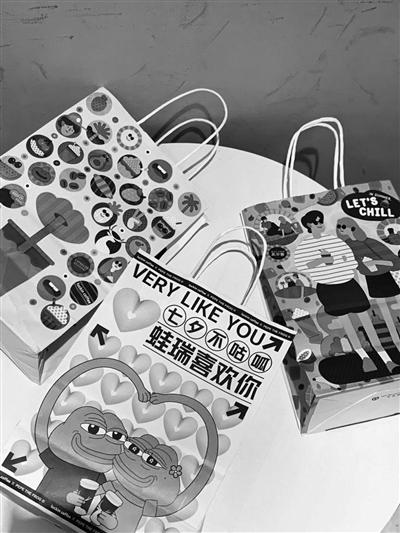 年轻人喜欢拎着纸袋“压马路” 第1张 年轻人喜欢拎着纸袋“压马路” 第1张