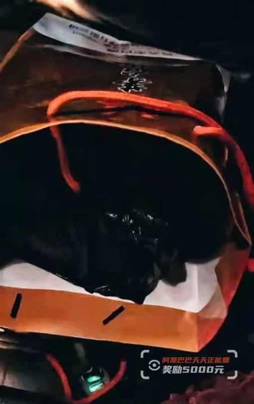 出租车后座上有个纸袋,司机一摸发现不对劲…… 第1张 出租车后座上有个纸袋,司机一摸发现不对劲…… 第1张