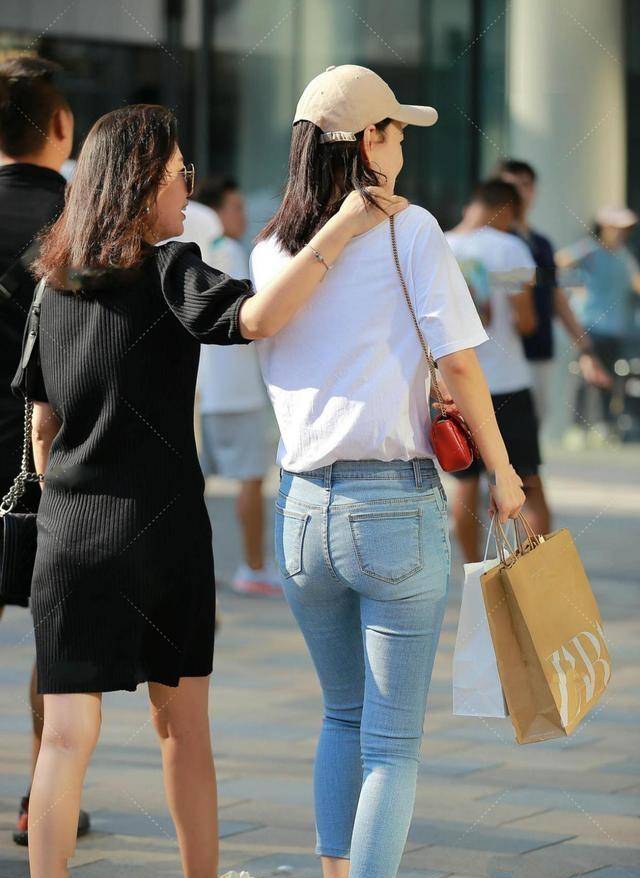 棕黄色牛皮纸袋搭配蓝色时尚裤,学会这个诀窍,打造出舒适的造型 第1张 棕黄色牛皮纸袋搭配蓝色时尚裤,学会这个诀窍,打造出舒适的造型 第1张