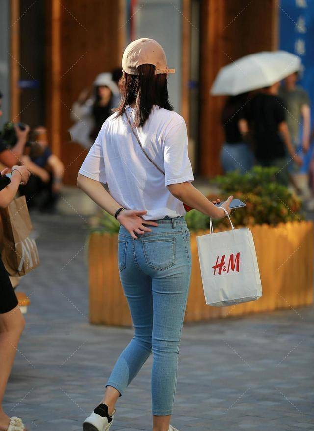 棕黄色牛皮纸袋搭配蓝色时尚裤,学会这个诀窍,打造出舒适的造型 第2张 棕黄色牛皮纸袋搭配蓝色时尚裤,学会这个诀窍,打造出舒适的造型 第2张