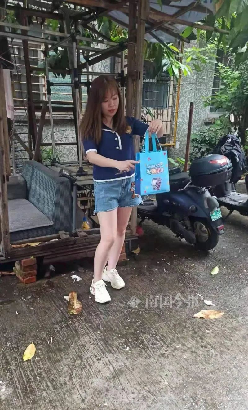 女辅警下楼拿快递,捡到一个手提袋:不好,赶紧报警 第1张 女辅警下楼拿快递,捡到一个手提袋:不好,赶紧报警 第1张
