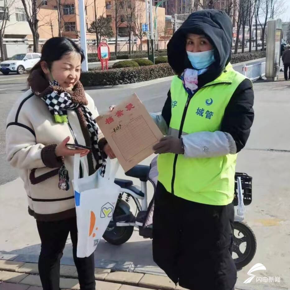 泰安“数字城管”路边捡到含重要资料手提袋 成功寻到失主获点赞 第1张 泰安“数字城管”路边捡到含重要资料手提袋 成功寻到失主获点赞 第1张