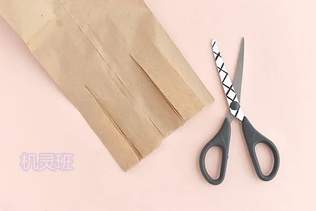 儿童环保手工:回收牛皮纸袋制作小鸟乐园(步骤图解)  第8张 儿童环保手工:回收牛皮纸袋制作小鸟乐园(步骤图解)  第8张