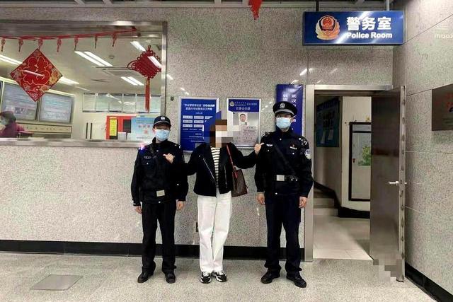 手提袋忘地铁,内装20000元衣物,民警接力20分钟帮找回  第1张 手提袋忘地铁,内装20000元衣物,民警接力20分钟帮找回  第1张