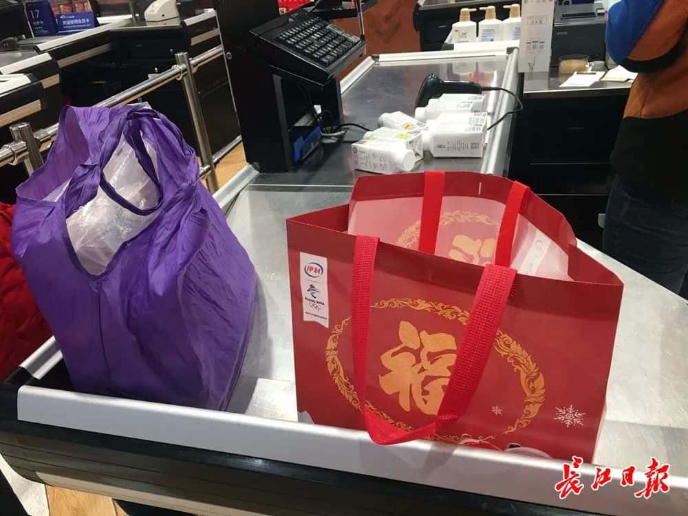 小推车、无纺布袋……在商超，过半顾客自带购物装备