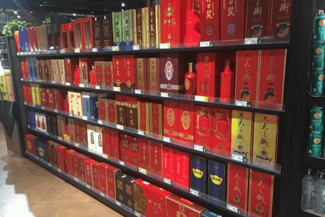 中国2款“尴尬酒”，普通人嫌它包装简陋，行家却用来招待贵宾 好酒无需繁杂包装
