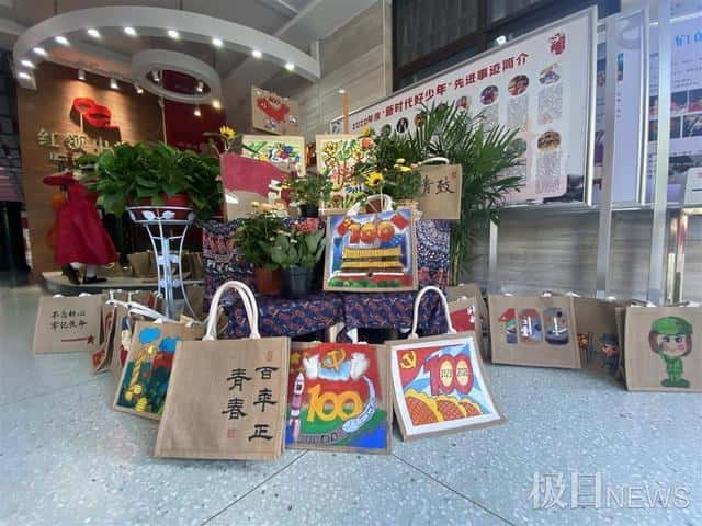 大提琴演奏、手绘帆布袋,这所小学庆祝教师节创意多 第2张 大提琴演奏、手绘帆布袋,这所小学庆祝教师节创意多 第2张