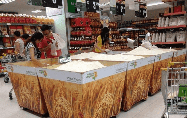 买大米，散装好还是袋装好？超市导购员：买错了，米饭想好吃都难