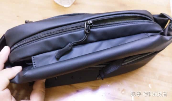 跑步必入实用品推荐——小米运动休闲胸包实测